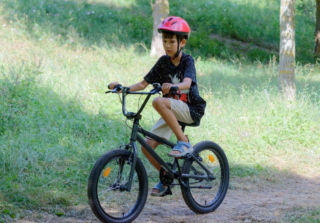 自転車に乗る子供