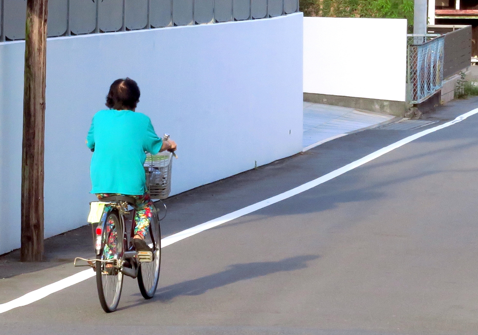 自転車に乗るおばさん