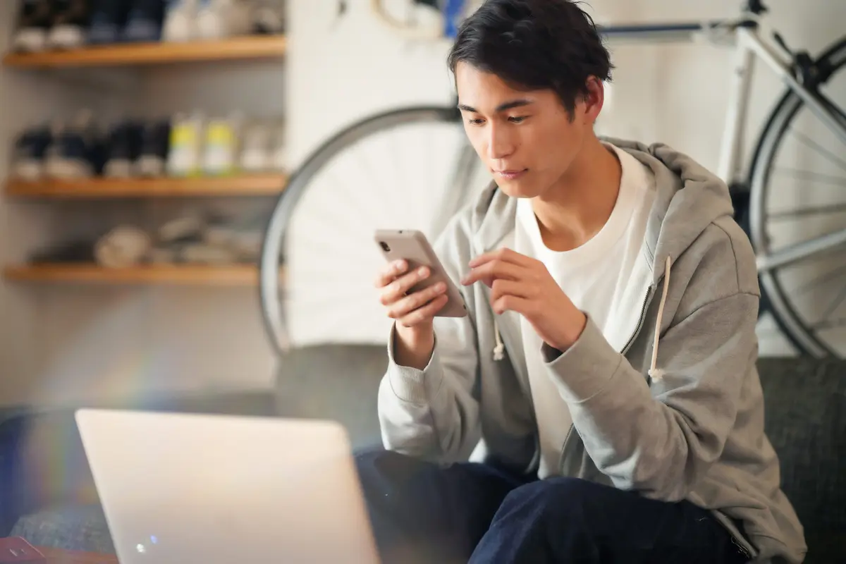 自転車背景 スマホ男性