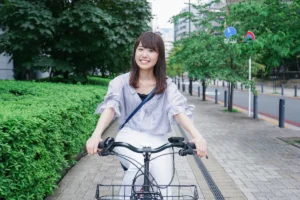 電動自転車に乗る女性