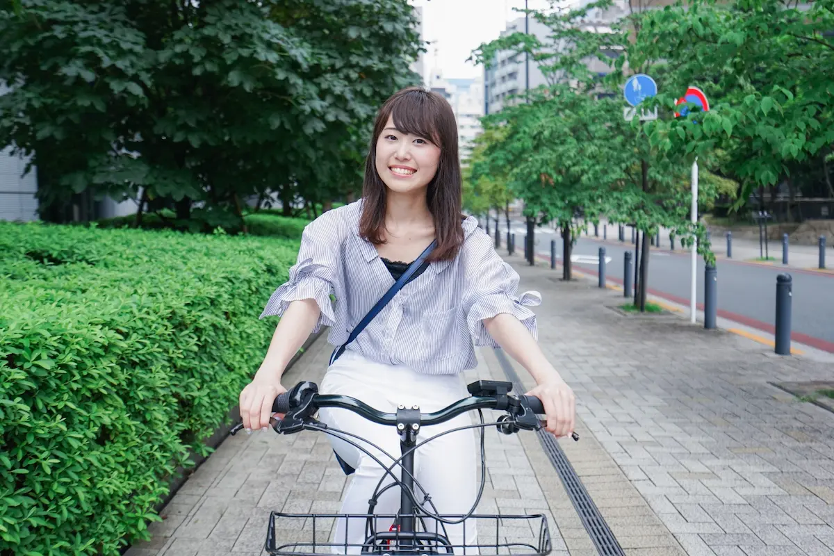 電動自転車に乗る女性