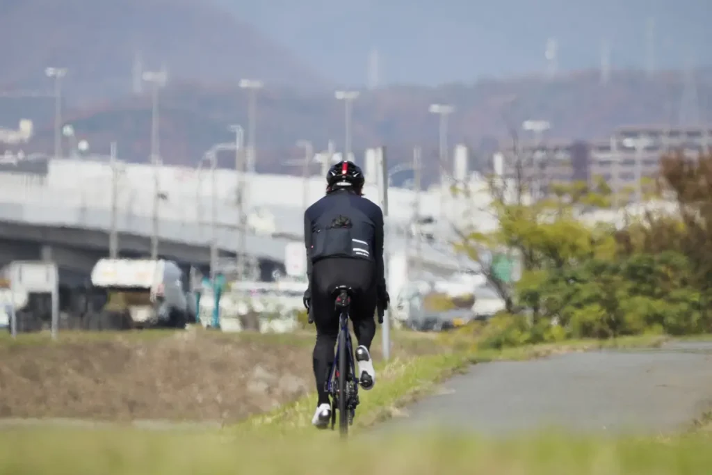 自転車走行中の人