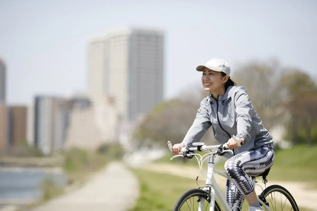 サイクリング女性