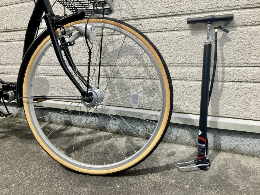 自転車と空気入れ