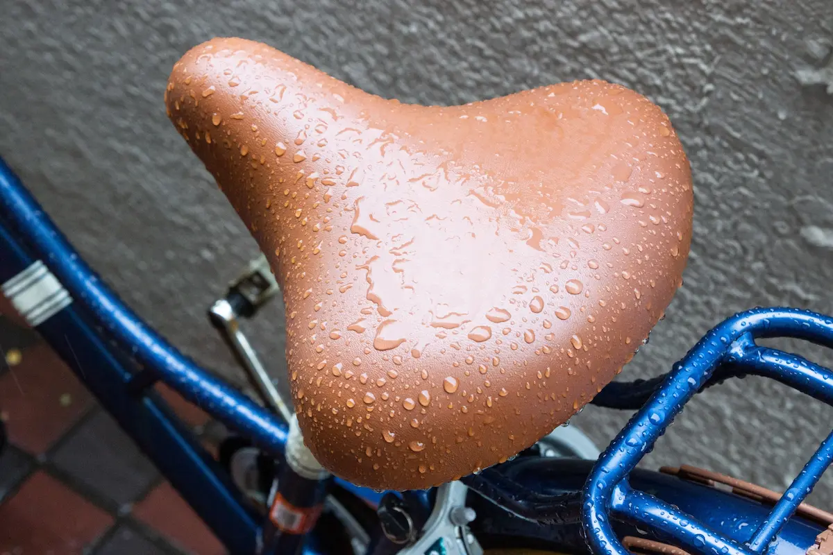 雨に濡れる自転車