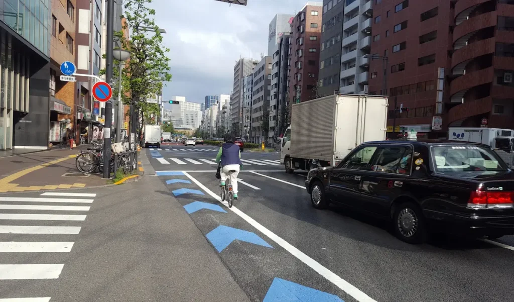 車道の自転車