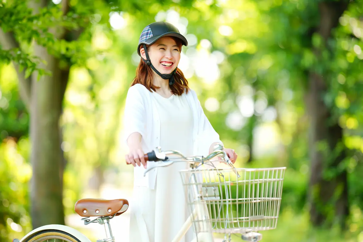 自転車を押して歩く２