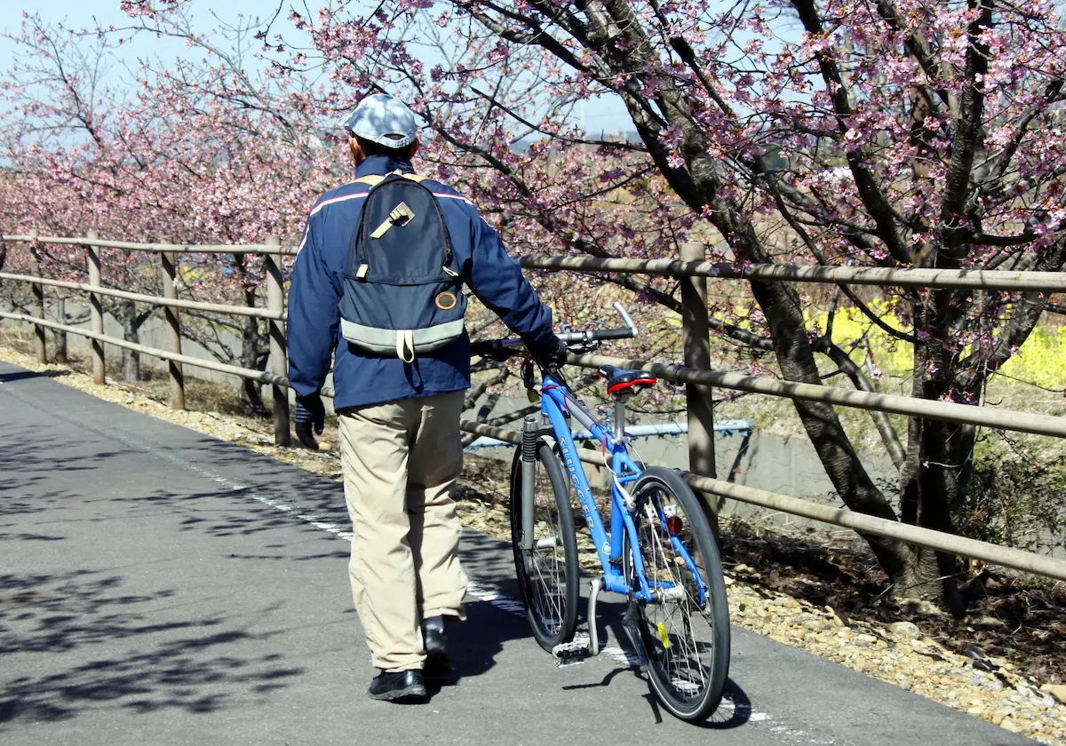 自転車を押す男性